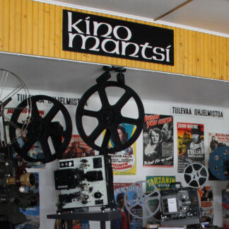 Vanhoja elokuvalaitteita ja julisteita Kino Mantsin seinällä.